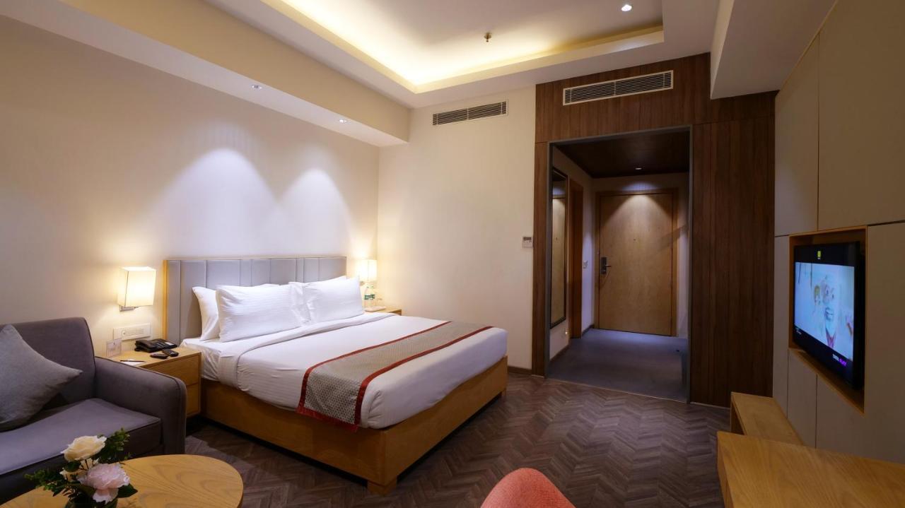 Orana Aurnum Hotel New Delhi Exterior photo